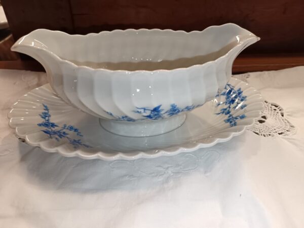 Saucière en porcelaine Haviland Limoges modèle Torse cerisier bleu