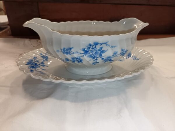 Saucière en porcelaine Haviland Limoges modèle Torse cerisier bleu