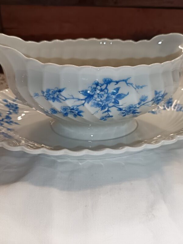 Saucière en porcelaine Haviland Limoges modèle Torse cerisier bleu