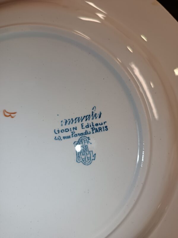 Assiette creuse en Faïence de Gien modèle Carnavalet pour Godin rue de Paradis à Paris
