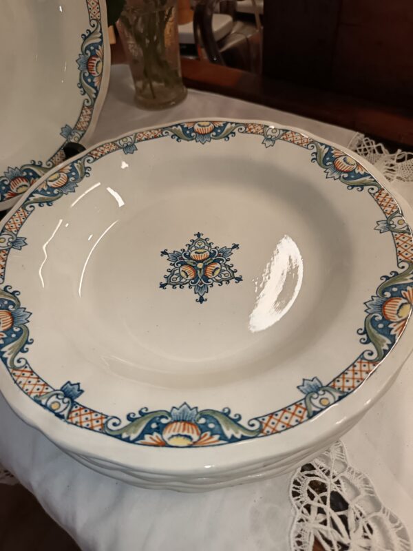 Assiette creuse en Faïence de Gien modèle Carnavalet pour Godin rue de Paradis à Paris