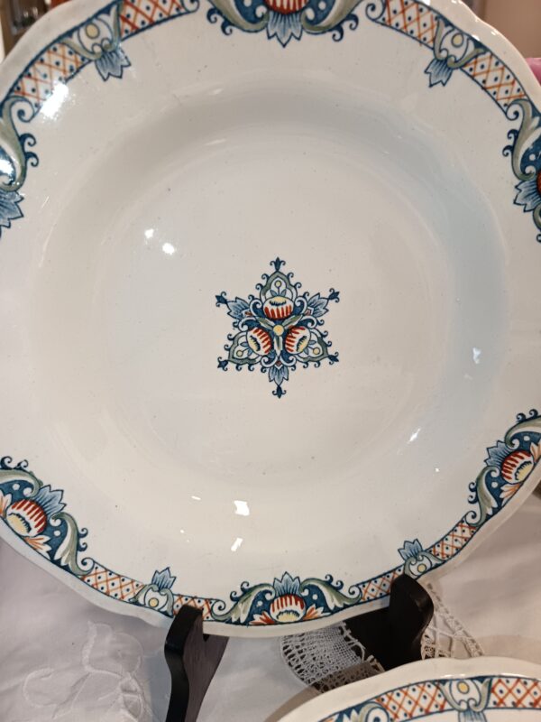 Assiette creuse en Faïence de Gien modèle Carnavalet pour Godin rue de Paradis à Paris