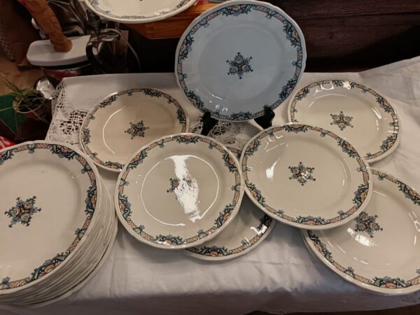 Assiette plate en Faience de Gien modèle Carnavalet pour Godin rue de Paradis à Paris