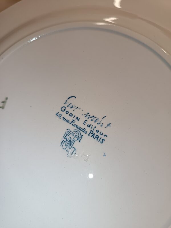 Assiette plate en Faience de Gien modèle Carnavalet pour Godin rue de Paradis à Paris