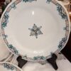 Assiette plate en Faience de Gien modèle Carnavalet pour Godin rue de Paradis à Paris