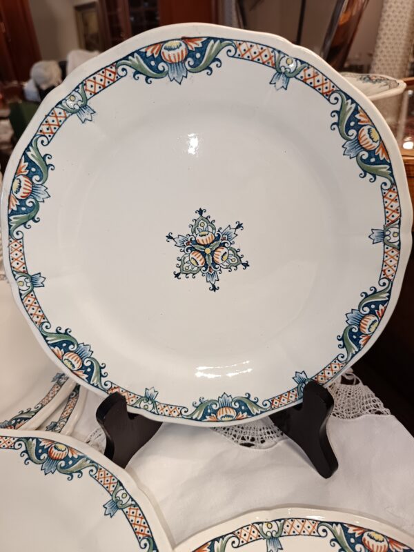 Assiette plate en Faience de Gien modèle Carnavalet pour Godin rue de Paradis à Paris