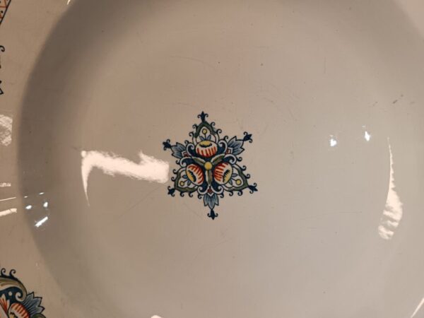 Grand plat creux en faïence de Gien modèle Carnavalet Editeur Godin rue de Paradis Paris