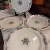 Grande Assiette plate en Faience de Gien modèle Carnavalet pour Godin rue de Paradis à Paris diam 26