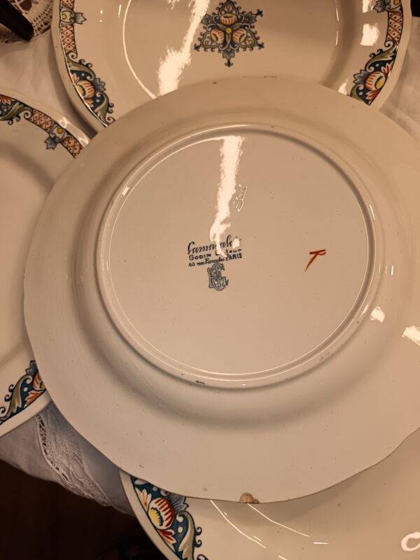 Grande Assiette plate en Faience de Gien modèle Carnavalet pour Godin rue de Paradis à Paris diam 26