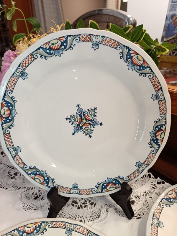 Grande Assiette plate en Faience de Gien modèle Carnavalet pour Godin rue de Paradis à Paris diam 26