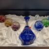 Coffret de 6 verres à vin en cristal de différentes couleurs et une carafe en cristal de Lorraine
