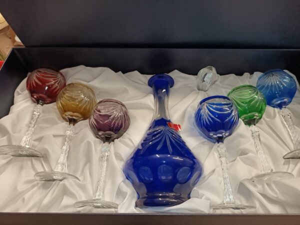 Coffret de 6 verres à vin en cristal de différentes couleurs et une carafe en cristal de Lorraine