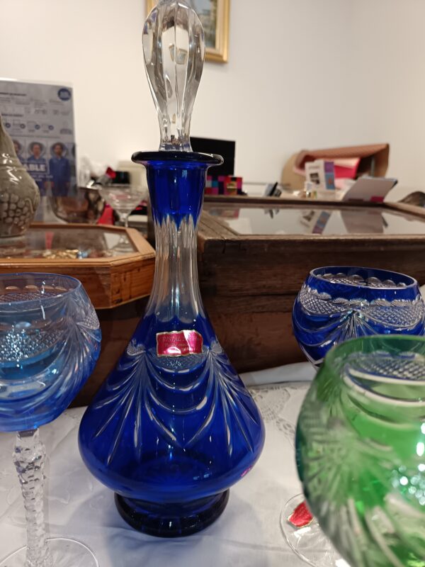 Coffret de 6 verres à vin en cristal de différentes couleurs et une carafe en cristal de Lorraine