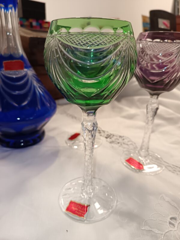 Coffret de 6 verres à vin en cristal de différentes couleurs et une carafe en cristal de Lorraine