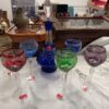 Coffret de 6 verres à vin en cristal de différentes couleurs et une carafe en cristal de Lorraine