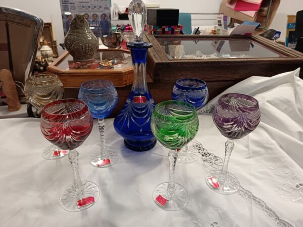 Coffret de 6 verres à vin en cristal de différentes couleurs et une carafe en cristal de Lorraine