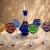 Coffret de 6 verres à vin en cristal de différentes couleurs et une carafe en cristal de Lorraine