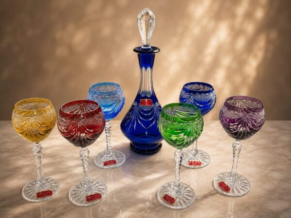 Coffret de 6 verres à vin en cristal de différentes couleurs et une carafe en cristal de Lorraine